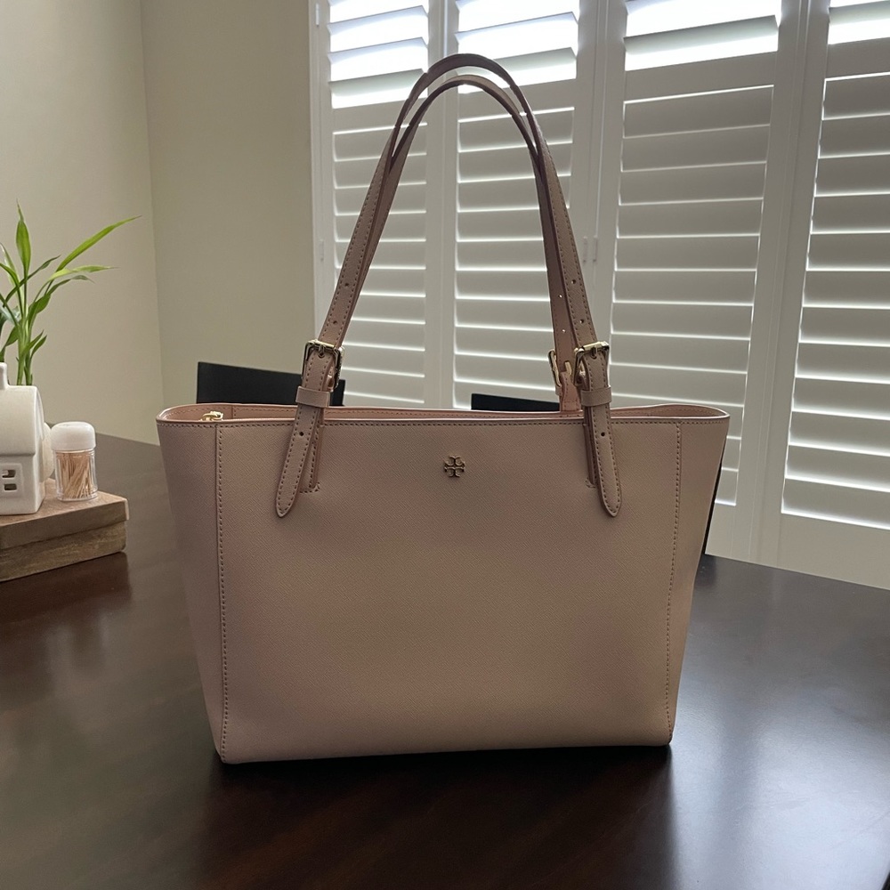 Tory Burch York Small Buckle Tote “Light Oak”